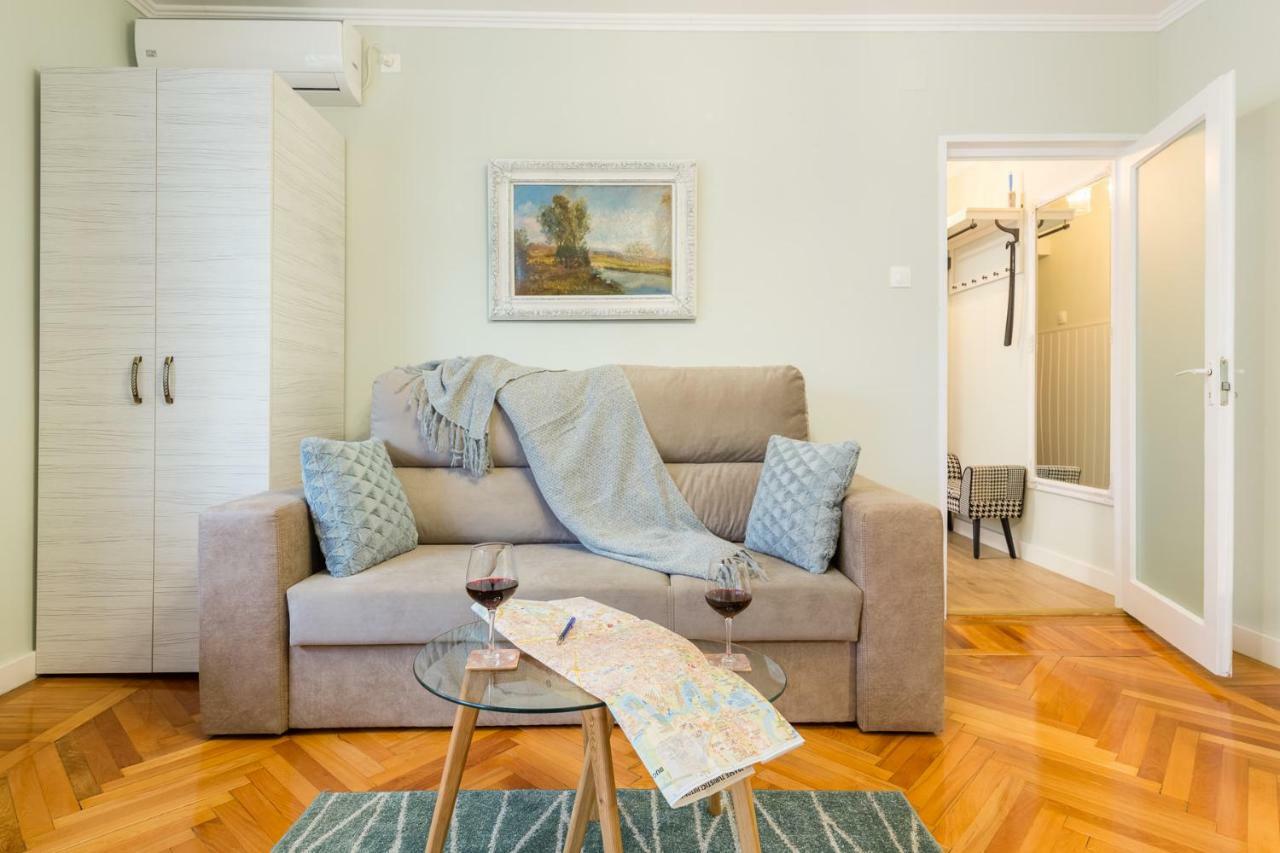 Central Stylish & Cozy One Bedroom Apartment - Adela Accommodation - Ideal For Long Stays ブカレスト エクステリア 写真