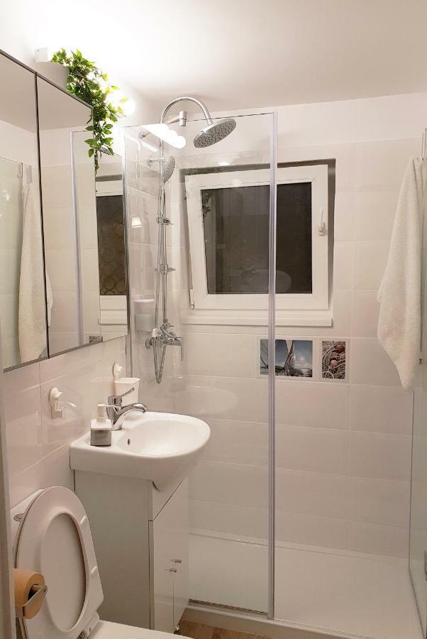 Central Stylish & Cozy One Bedroom Apartment - Adela Accommodation - Ideal For Long Stays ブカレスト エクステリア 写真